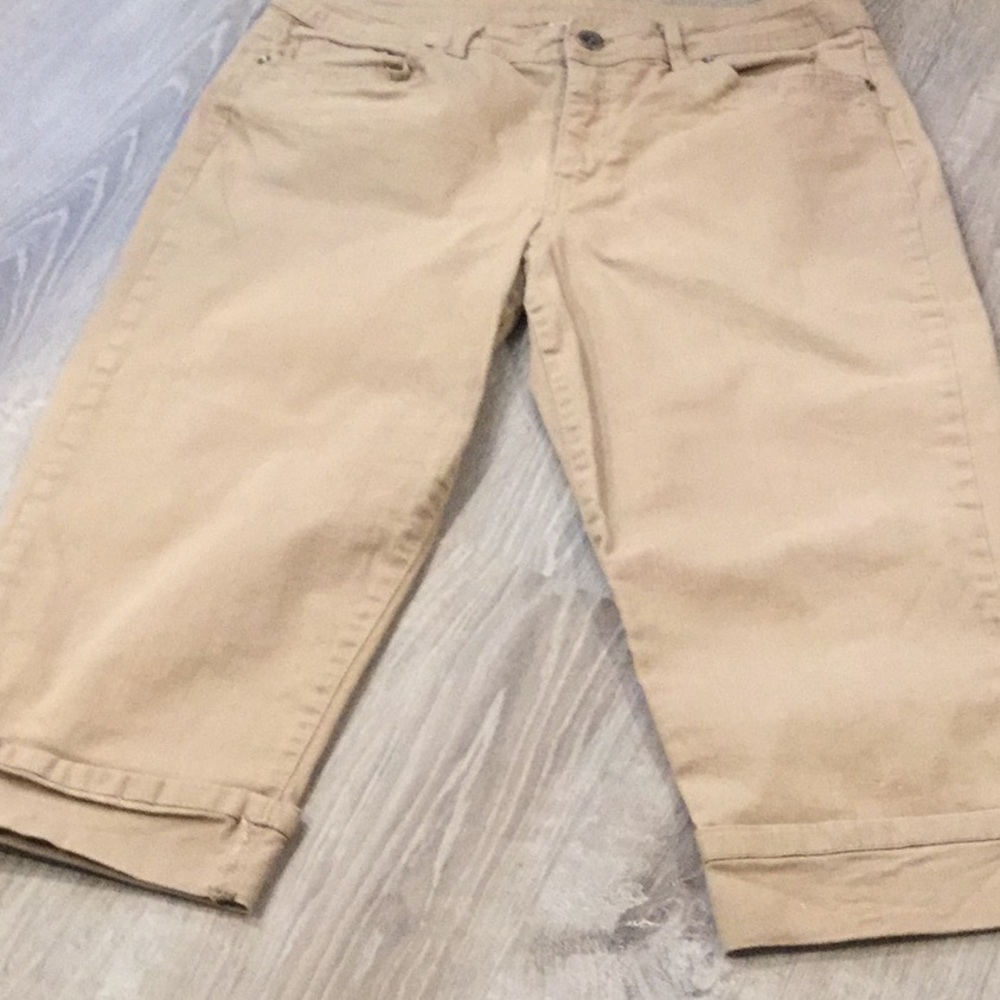 🌻 Sonoma~~Tan Capris 🌻